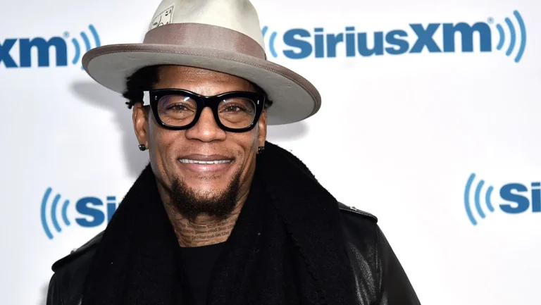 D.L. Hughley Wiki, Biography, Net Worth, Family, Wife